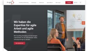 Drei Personen, zwei sitzend, eine stehend, vor einem Whiteboard in einer Seminarsituation, Startseite von it-agile GmbH