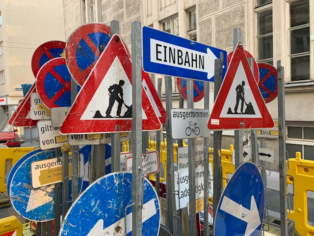 Eine Reihe von Verkehrszeichen stehen dicht an dicht bei einande