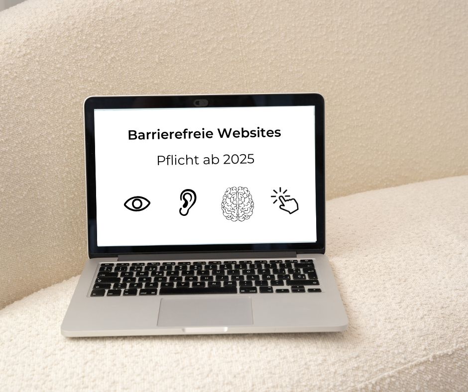 Auf einem aufgeklappten Laptop ist zu lesen: Barrierefreie Websites Pflicht ab 2025 sowie Symbole: Auge, Ohr, Gehirn und Hand, die einen Klick ausführt. Der Laptop steht auf einem beigefarbenen Sofa