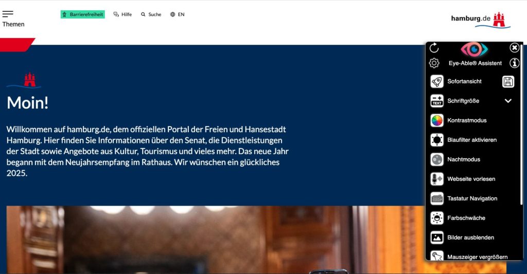 Screenshot von der Startseite der Stadt Hamburg (hamburg.de) mit ausgeklapptem Seitenmenü, über das man barrierefreie Einstellungen wählen kann, z. B. Schriftgröße verändern, Kontrastmodus, Tastaturnavigation usw.