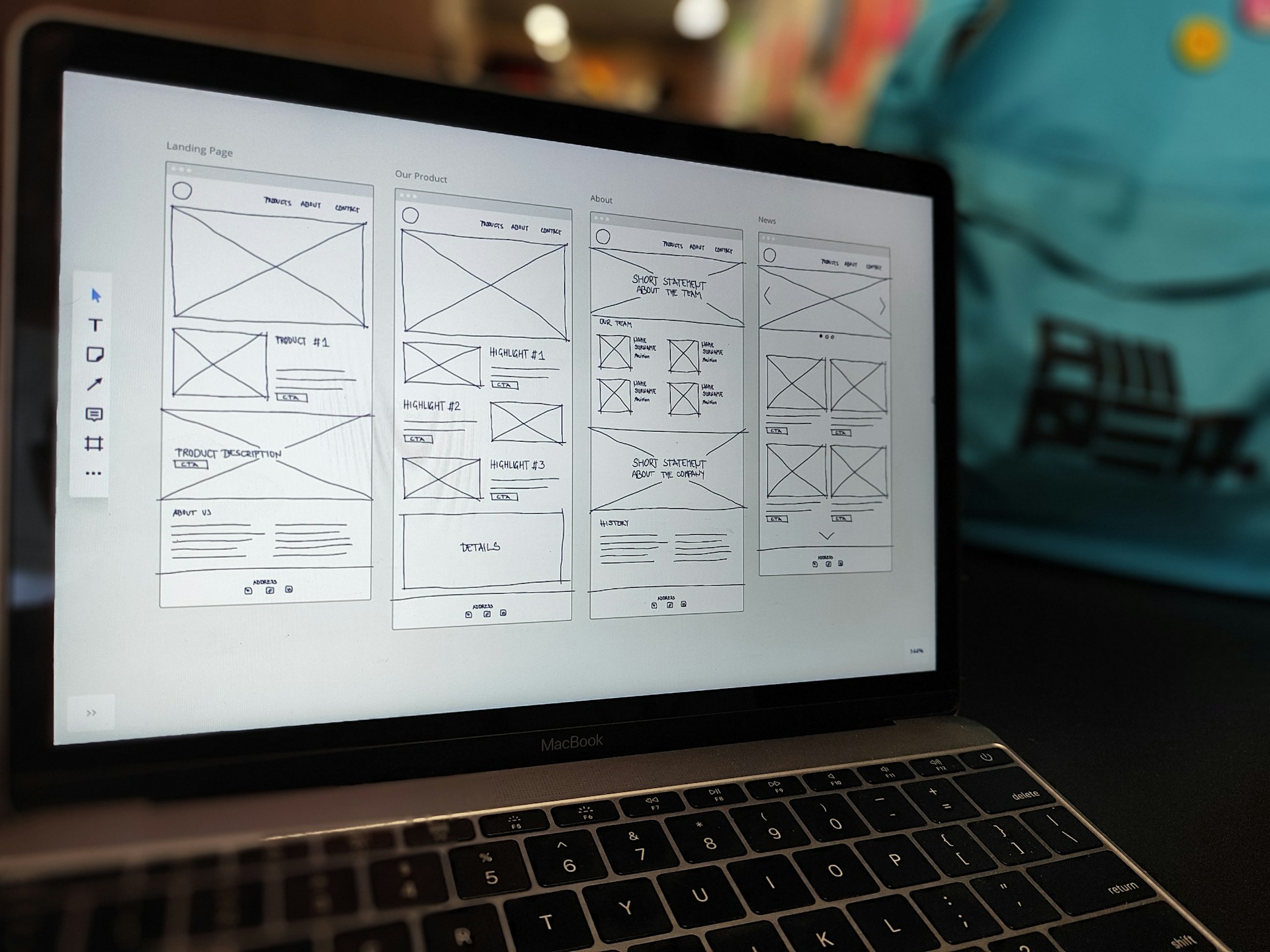 Auf einem Computerbildschirm sieht man mehrere Website-Wireframes