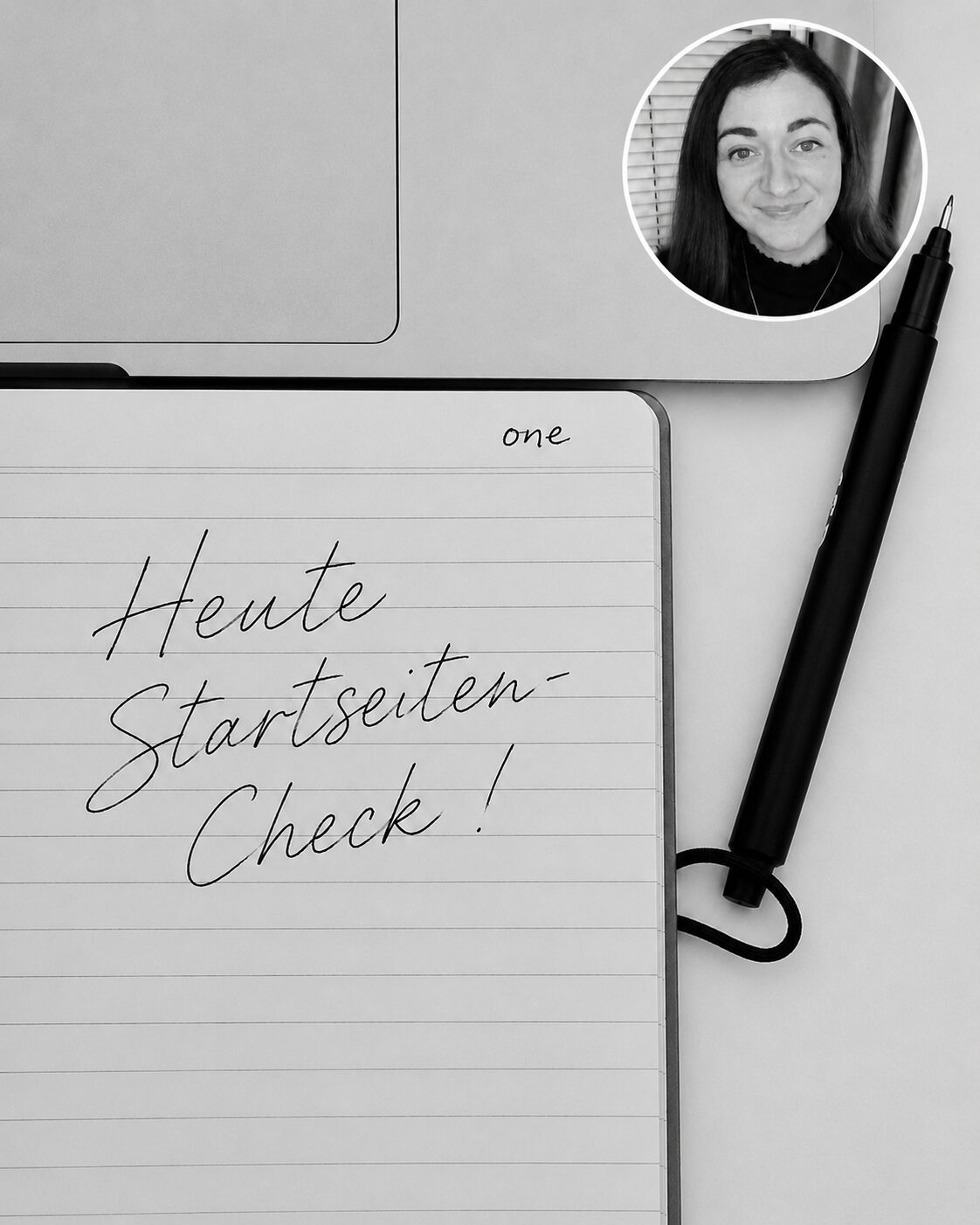 Notizblock mit Notiz "Heute Startseiten-Check!", einem Stift und der unteren Ecke eines Laptops bei der Analyse-Arbeit für den Startseiten-Check