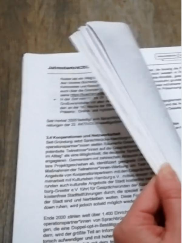 Ein Bogen Papier mit Informationen für ein Borschürenkonzept